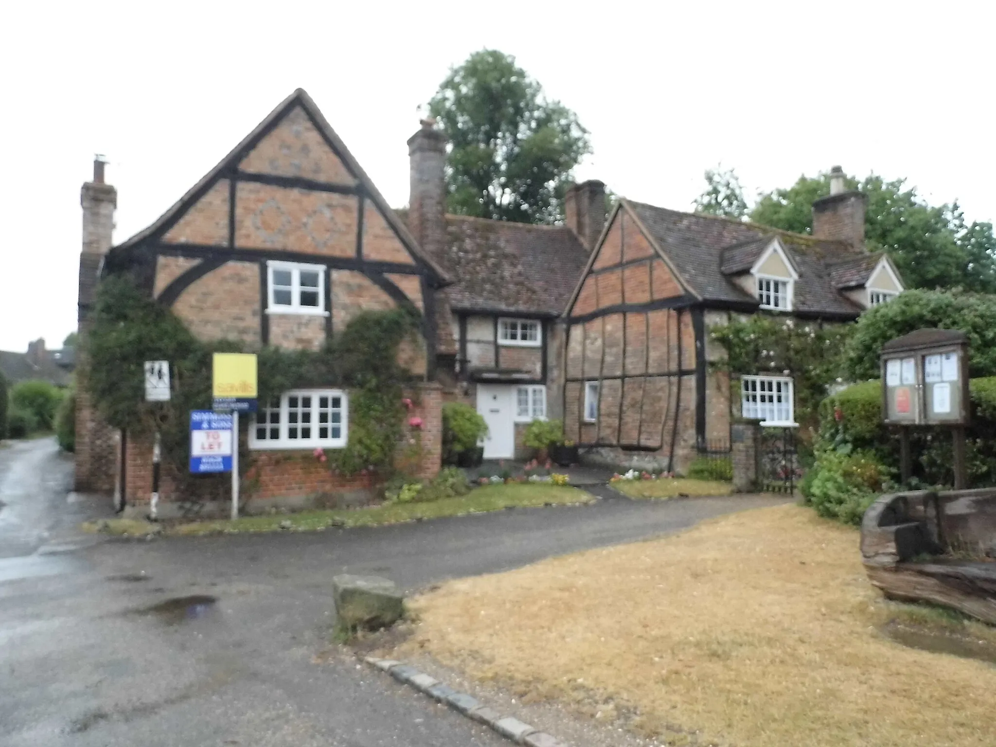 Photo showing: Old cottages at Turville