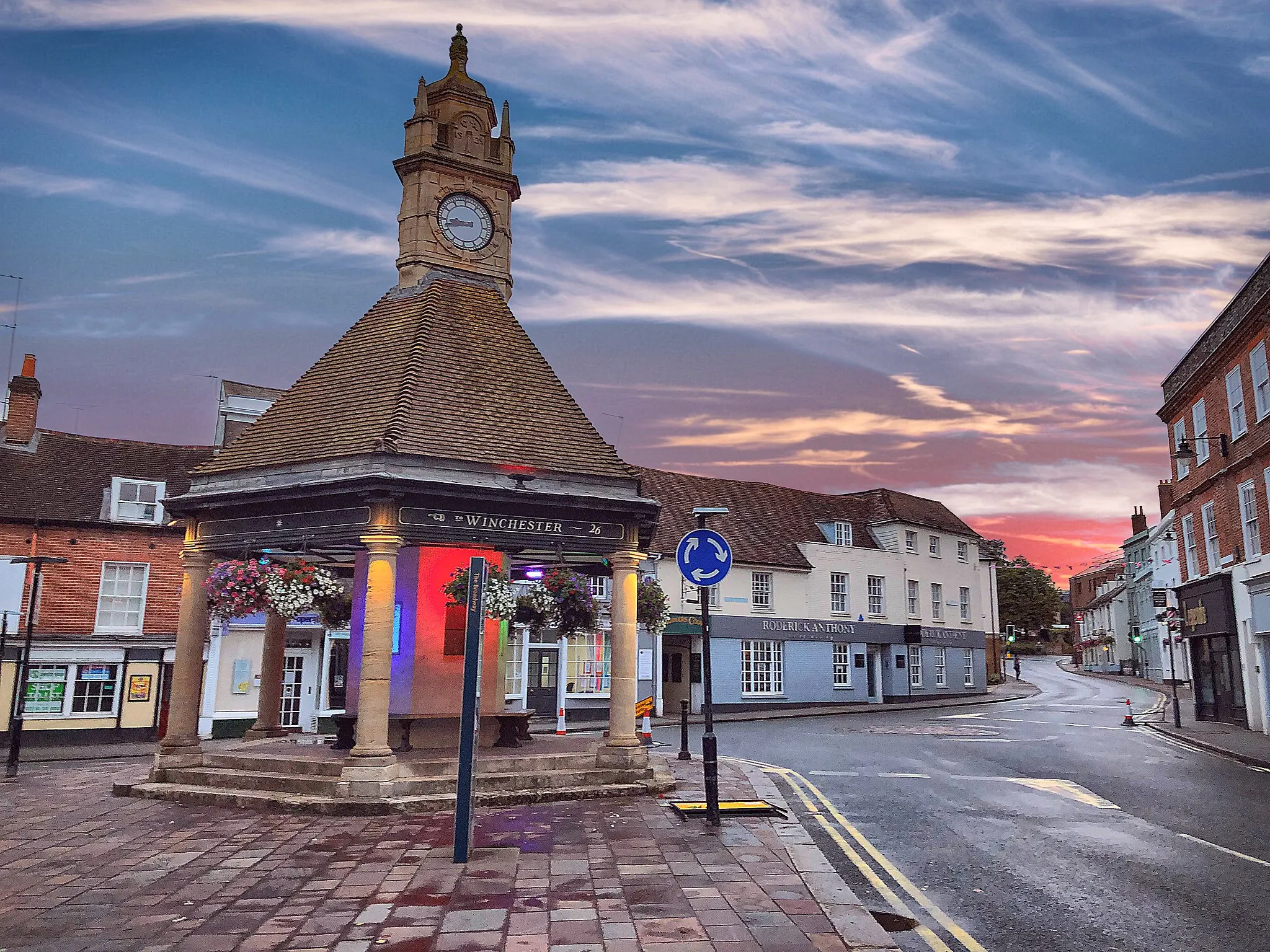 Photo showing: Newbury clock tower at sunset in 2018