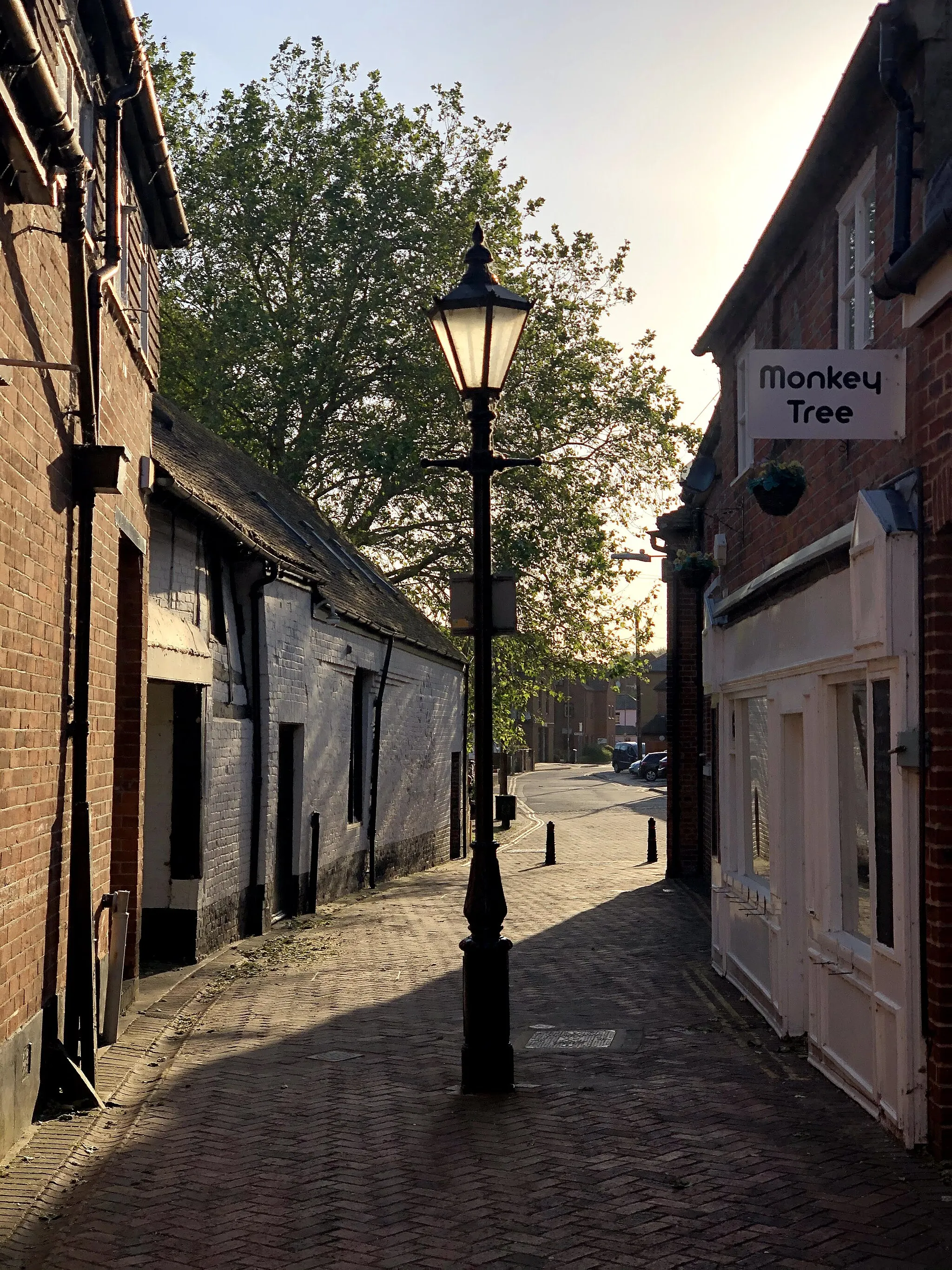 Photo showing: Intersection between Northcroft Street, Northbrook Street and Bridge Street in Newbury, UK