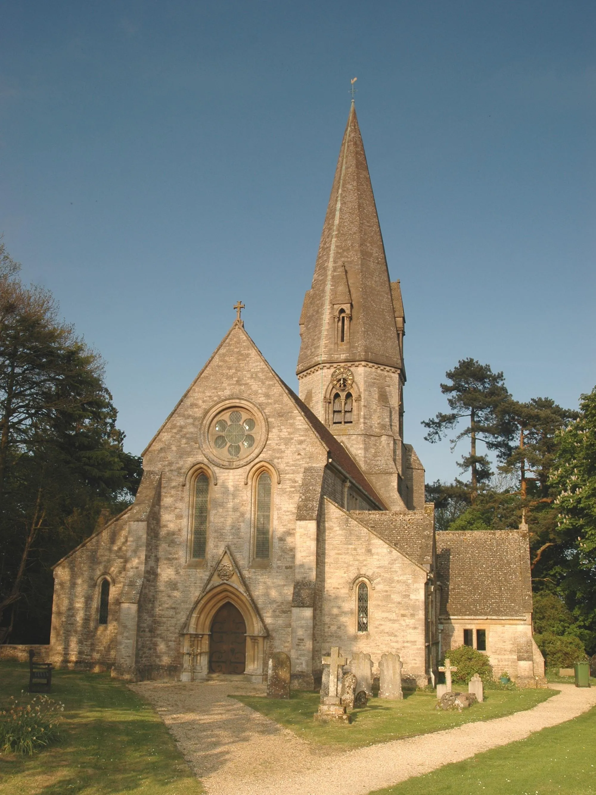 Photo showing: Church of England parish church of St Michael & All Angels, Leafield, Oxfordshire, seen from the west