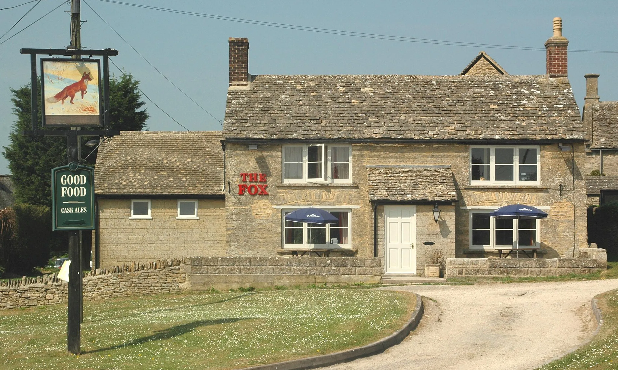 Photo showing: The Fox public house, Leafield, Oxfordshire, seen from east-southeast
