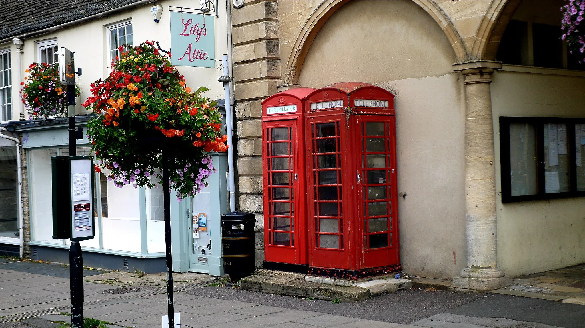 Photo showing: Pair Of K6 Telephone Kiosks Adjacent To Town Hall (Witney, West Oxfordshire, Oxfordshire, OX28)