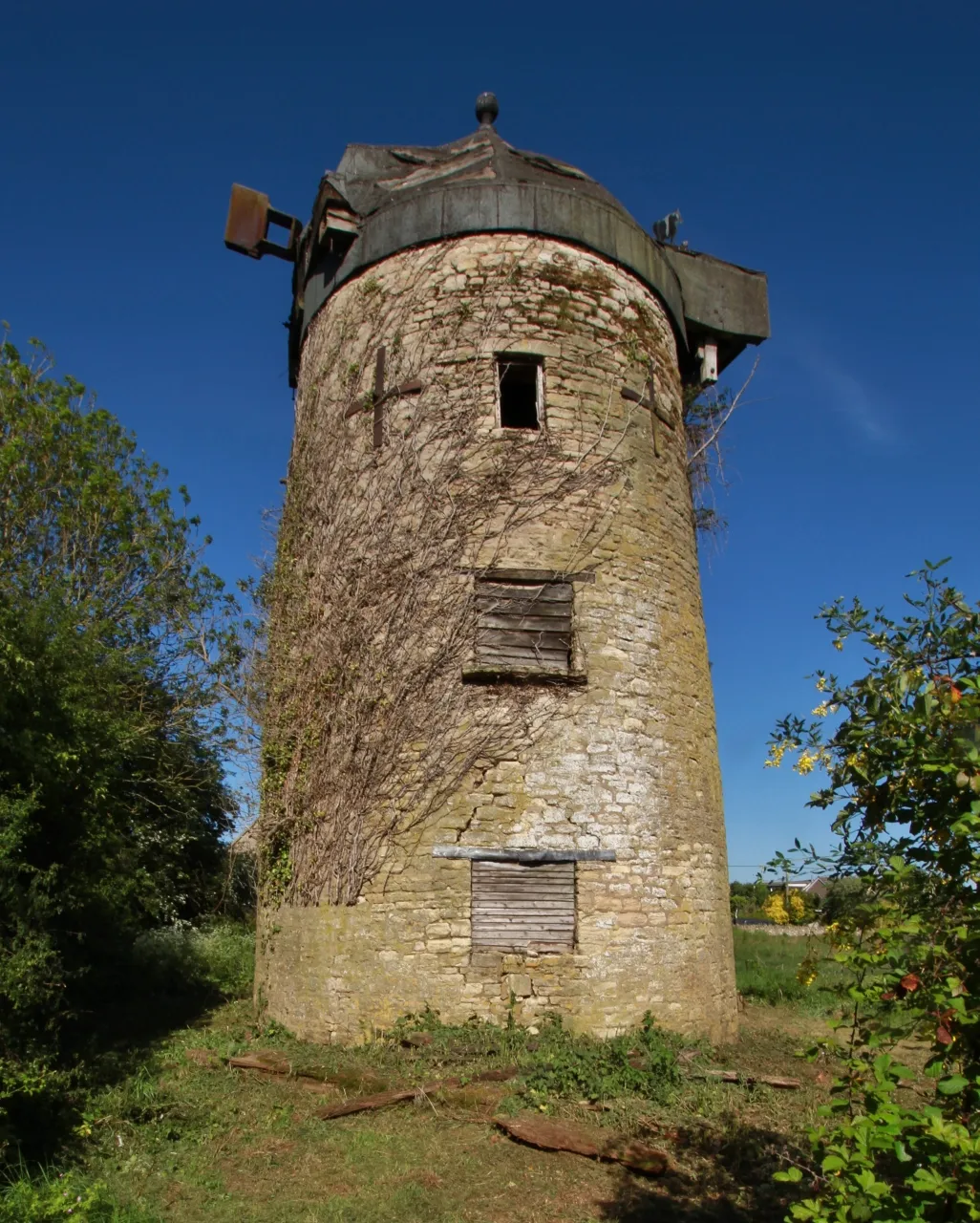 Photo showing: The derelict tower of North Leigh Windmill, Oxfordshire, seen from east-southeast
