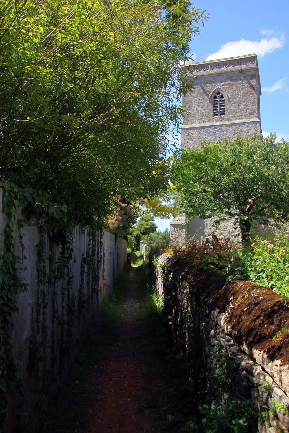 Photo showing: Footpath by the church