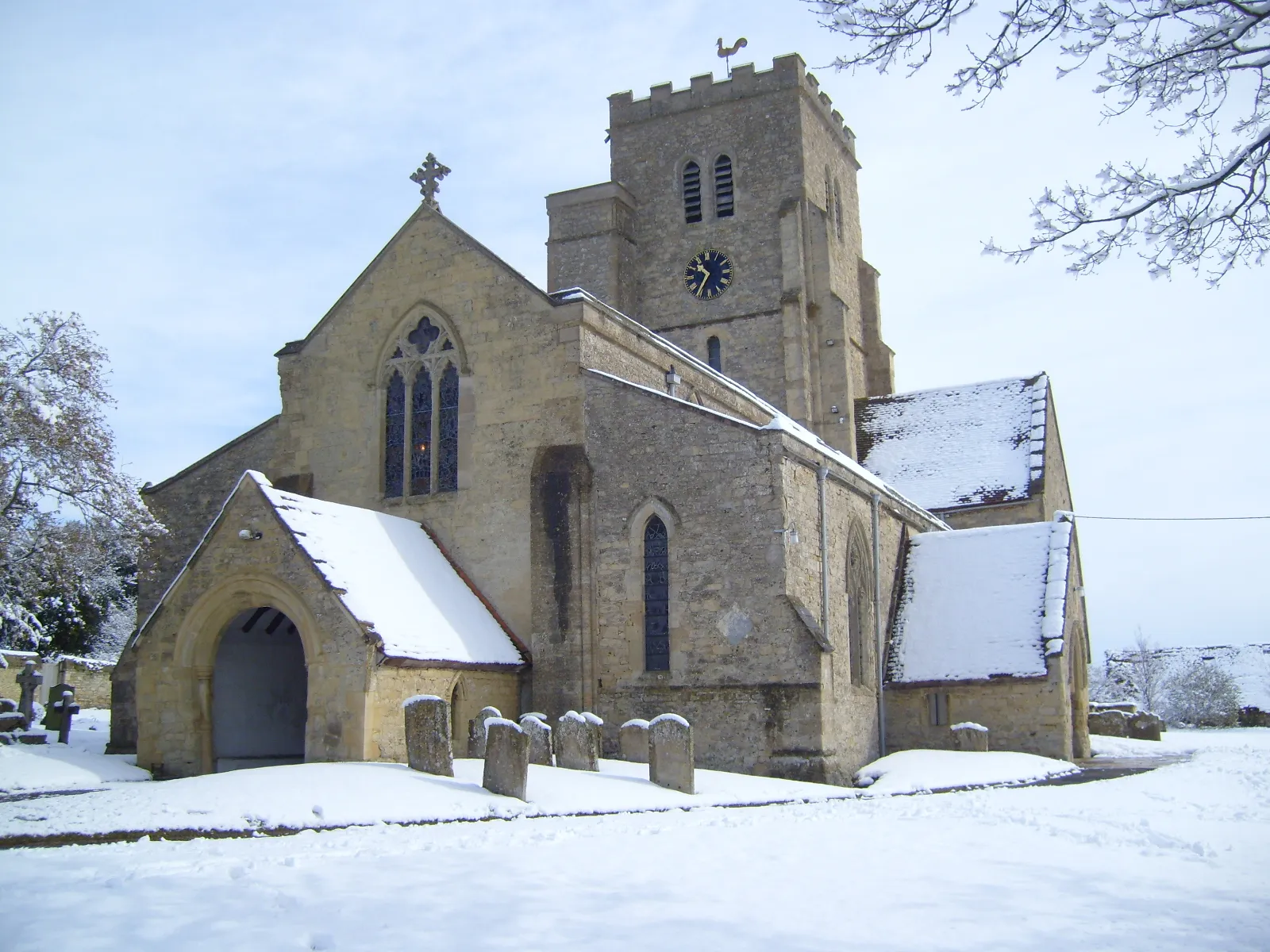 Photo showing: Church of England parish church of All Saints, Cuddesdon, Oxfordshire, seen from the southwest in snow