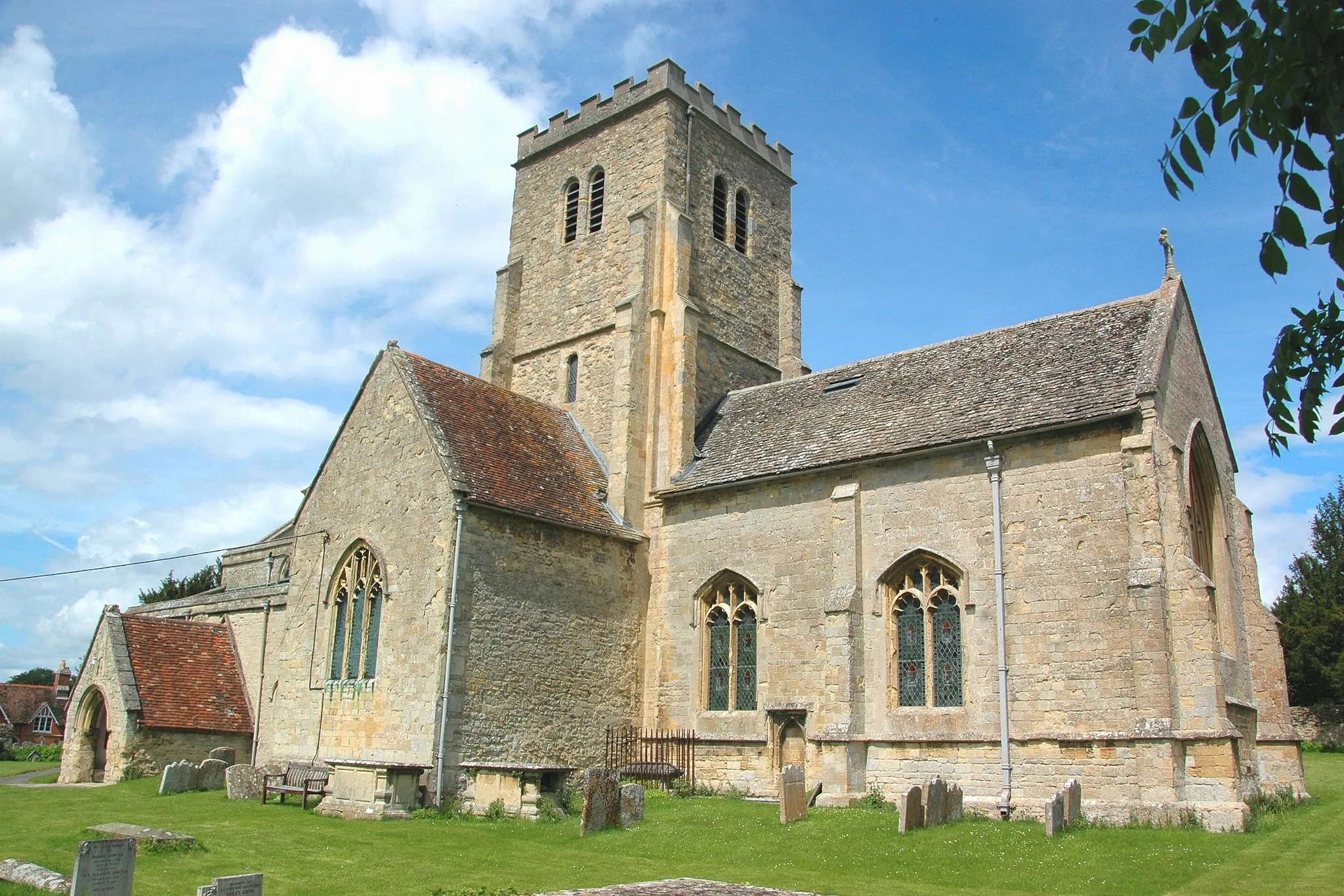 Photo showing: Church of England parish church of All Saints, Cuddesdon, Oxfordshire, seen from the southeast, showing the 15th-century chancel (right)