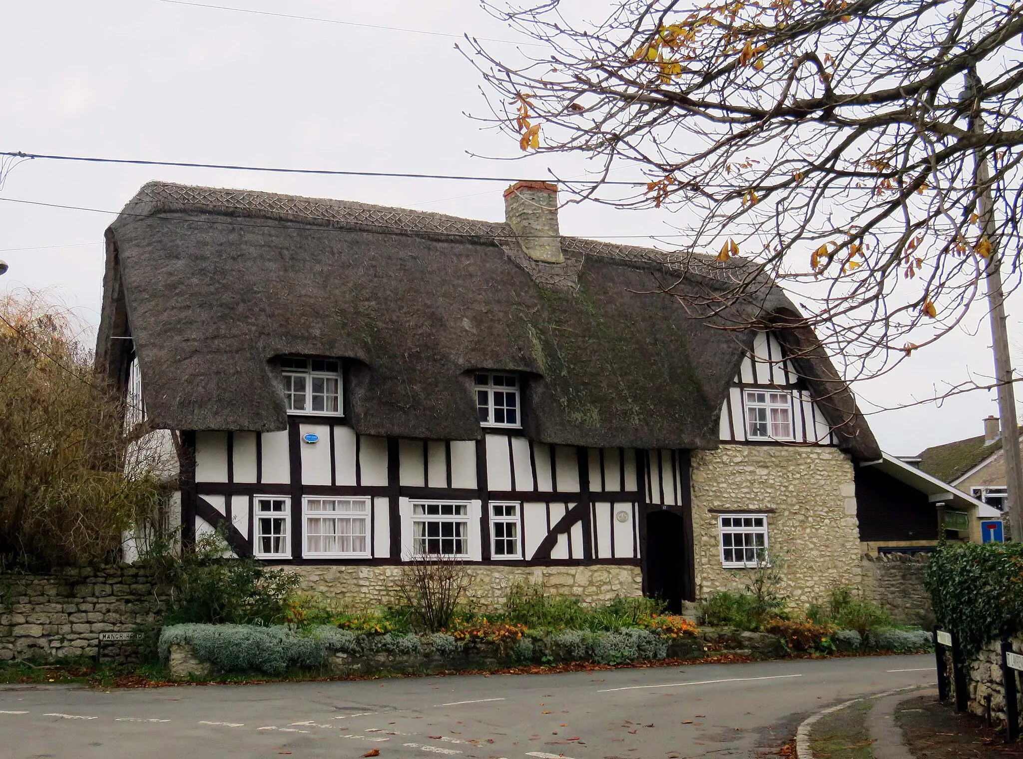 Photo showing: A thatched house on Manor Road