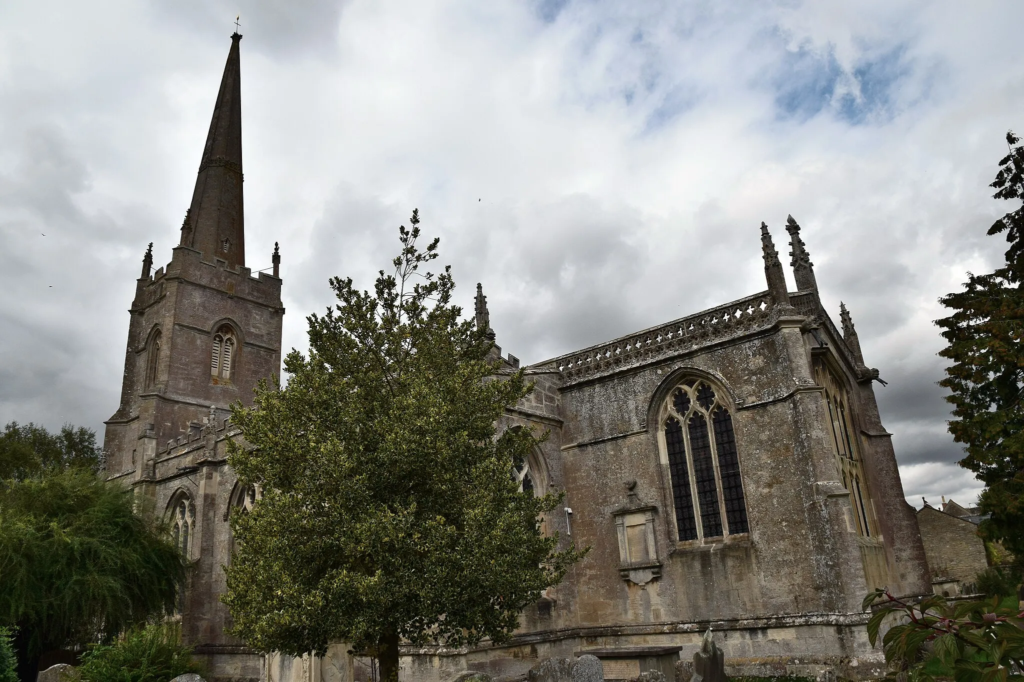 Photo showing: Lechlade Church (Saint Lawrence), Gloucestershire, 6 September 2018. Perpendicular, 15th Century naver and chancel (1470-76), early 16th Century nave clerestory and roof, north porch, tower and spire. Pictured is the south elevation.