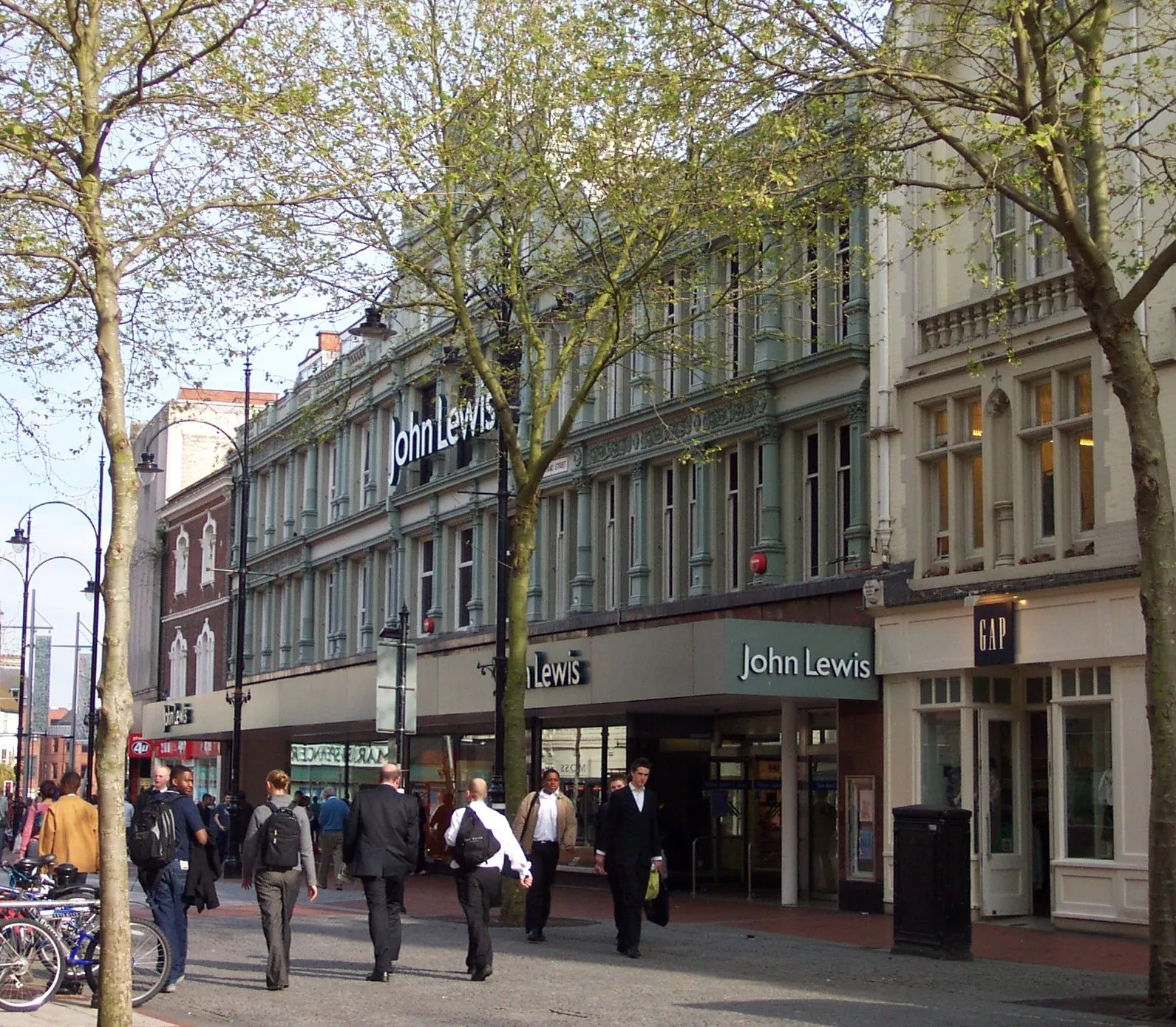 Photo showing: The front elevation of the John Lewis department store in Reading's Broad Street. For more information, see the wikipedia articles John Lewis Reading and Broad Street, Reading.