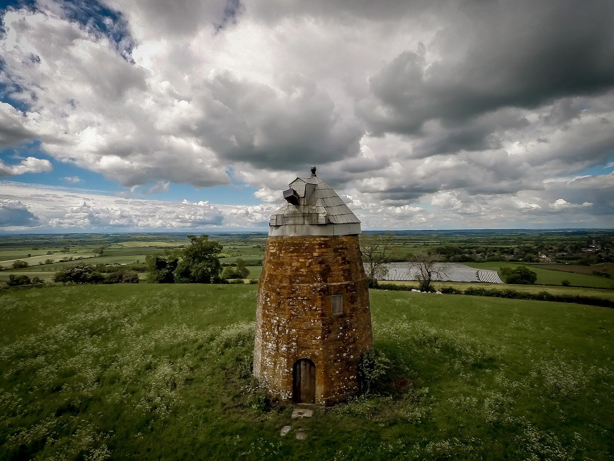 Photo showing: Windmill Hill Windmill, Tysoe, Warwickshire, seen from the south, with Upper Tysoe in the background