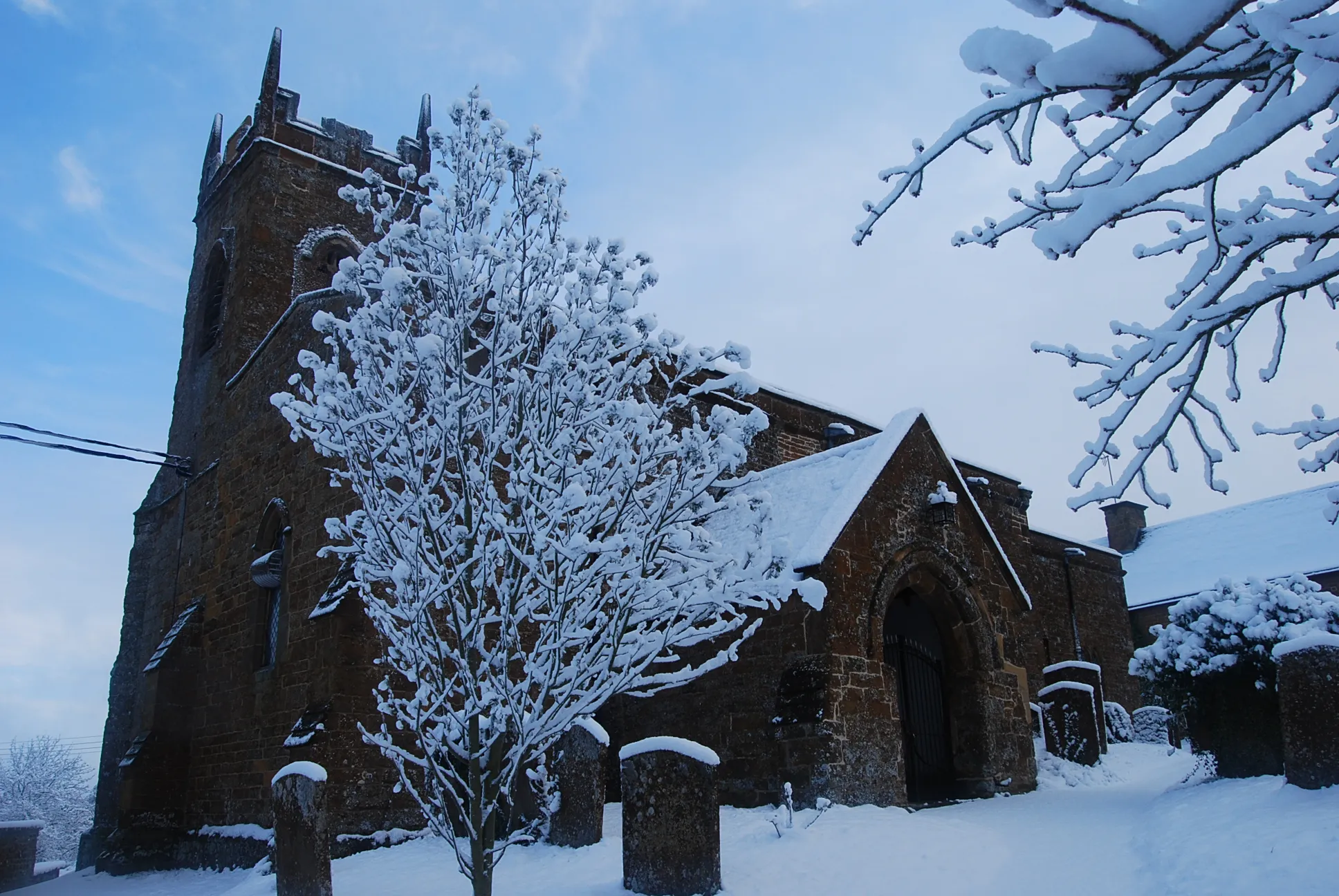 Photo showing: St Martin's parish church, Shutford, Oxfordshire, seen from the southwest in snow