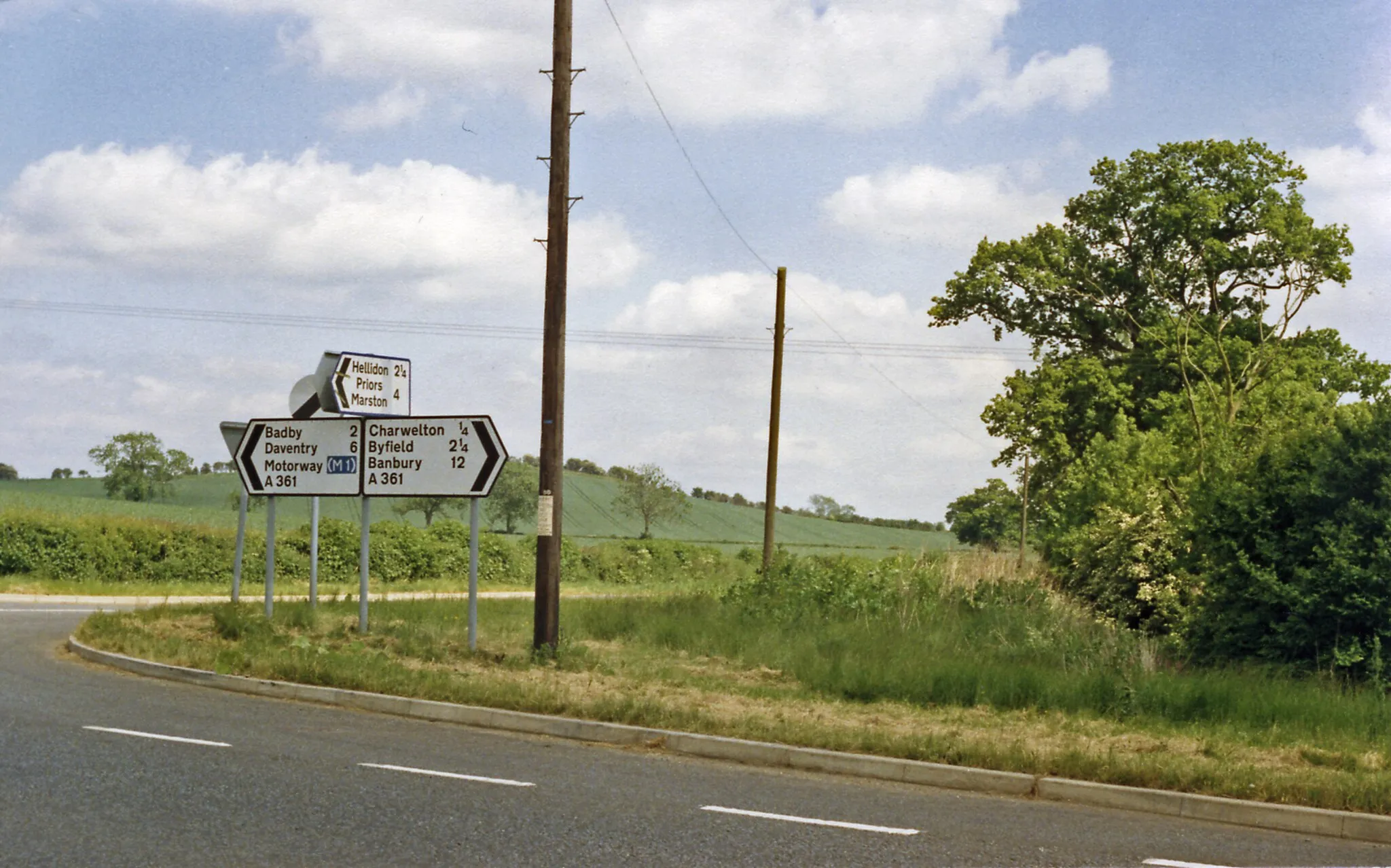 Photo showing: Crossroads near Charwelton.
View SE on the A361 - a cross-country trunk road from Trowbridge (Wilts.) NE all the way to the A5 east of Rugby, near the site of Charwelton station: typical, pleasant Northamptonshire countryside.