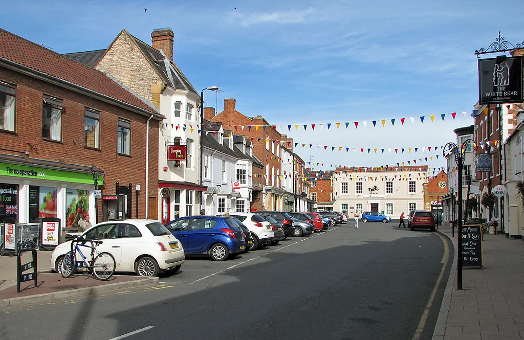 Photo showing: Shipston-on-Stour: High Street
The broad main street of this small South Warwickshire town.