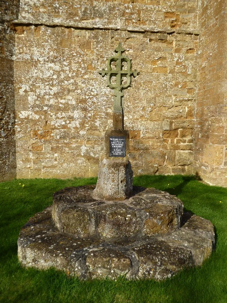 Photo showing: Cross in Whatcote churchyard