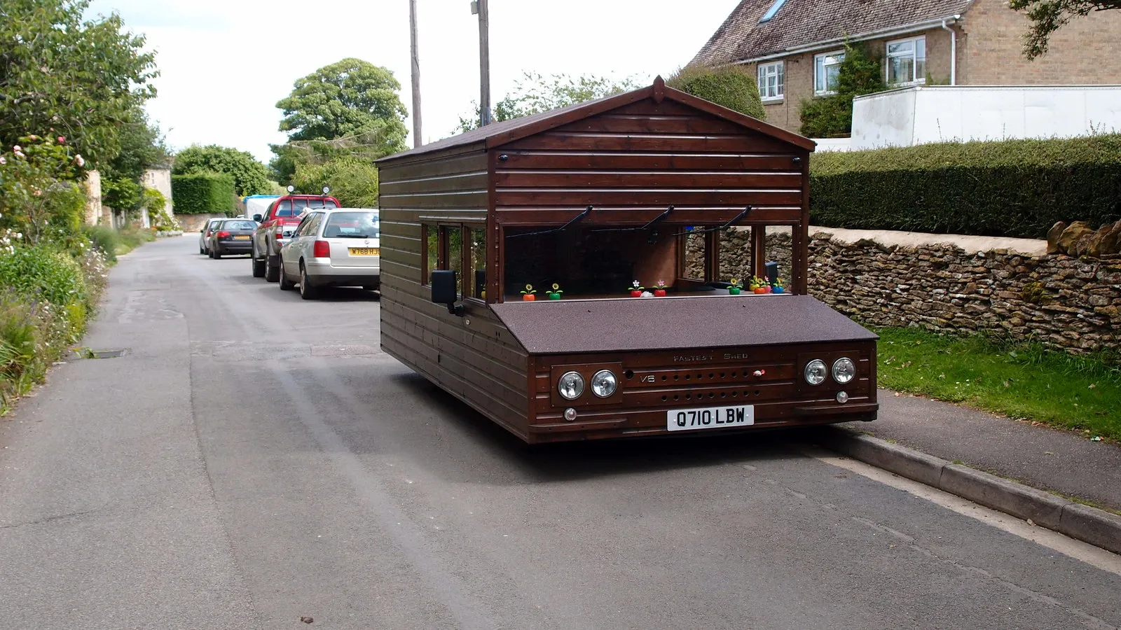 Photo showing: Motorised garden shed