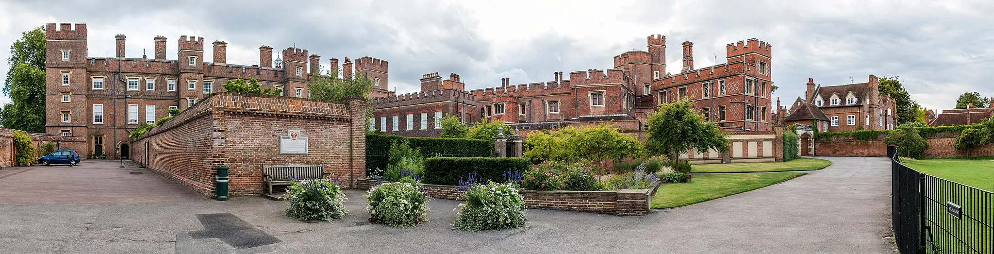 Photo showing: Eton College Provost's Garden