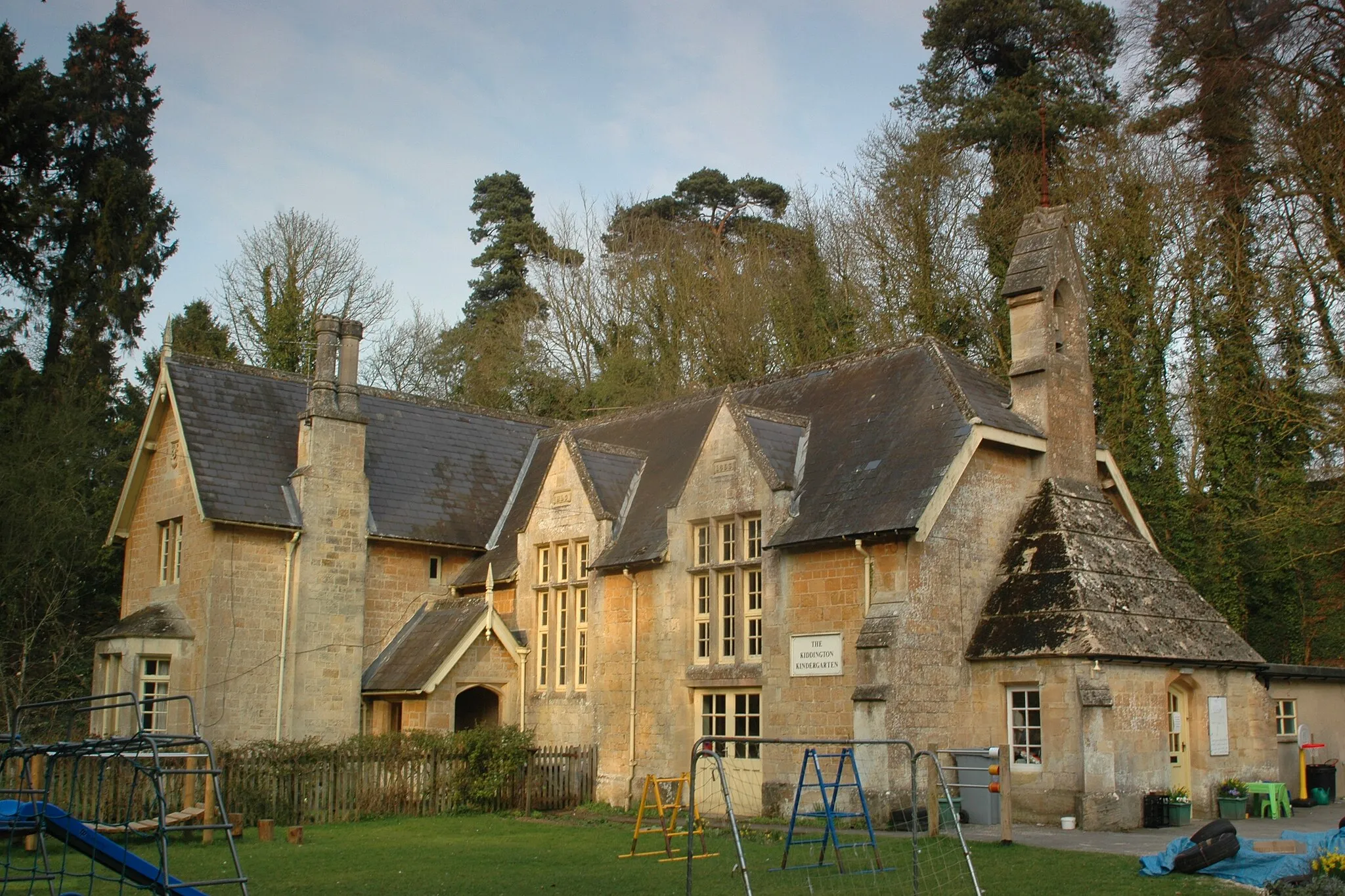 Photo showing: Kindergarten and former parish school at Kiddington, Oxfordshire
