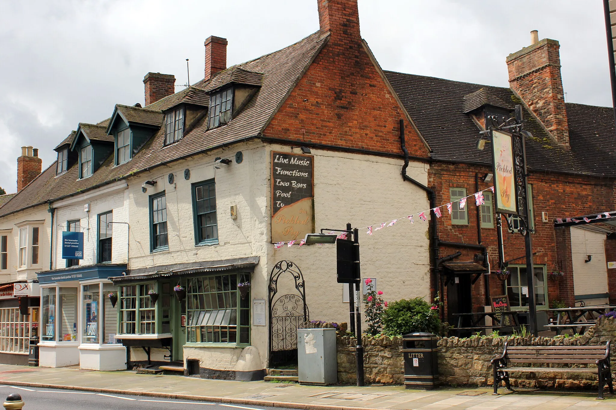 Photo showing: 197,199 and 201 Watling Street