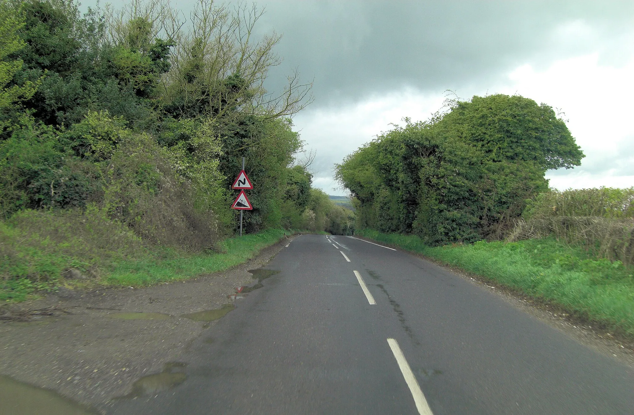 Photo showing: Aldworth Road descends Applepie Hill
