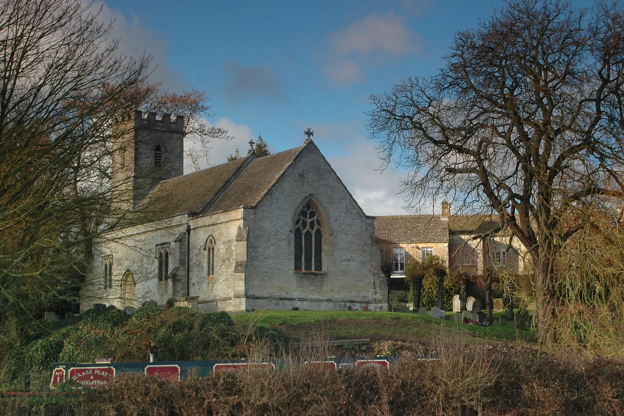 Photo showing: Church of England parish church of the Holy Cross, Shipton-on-Cherwell, Oxfordshire, England: view from the southeast.