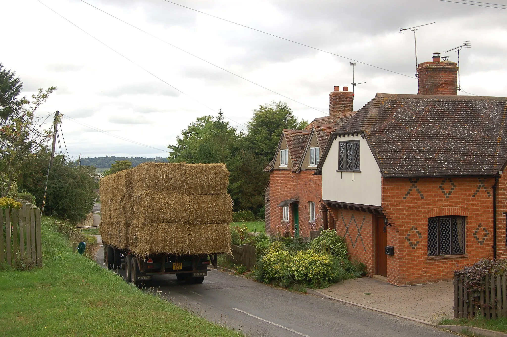 Photo showing: Harvest time at Ashendon, Buckinghamshire