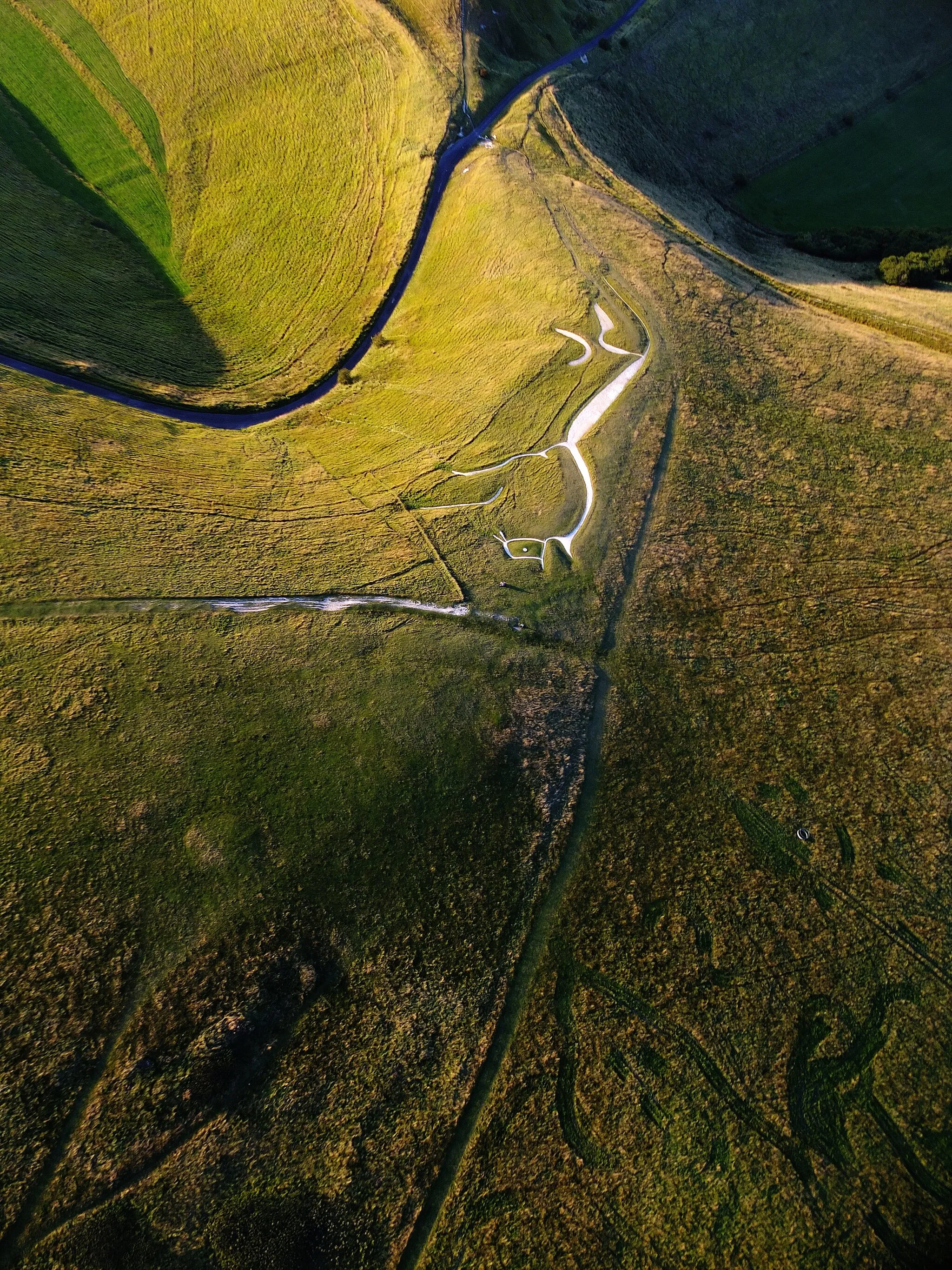 Photo showing: Aerial View of Uffington White Horse at Harvest Time