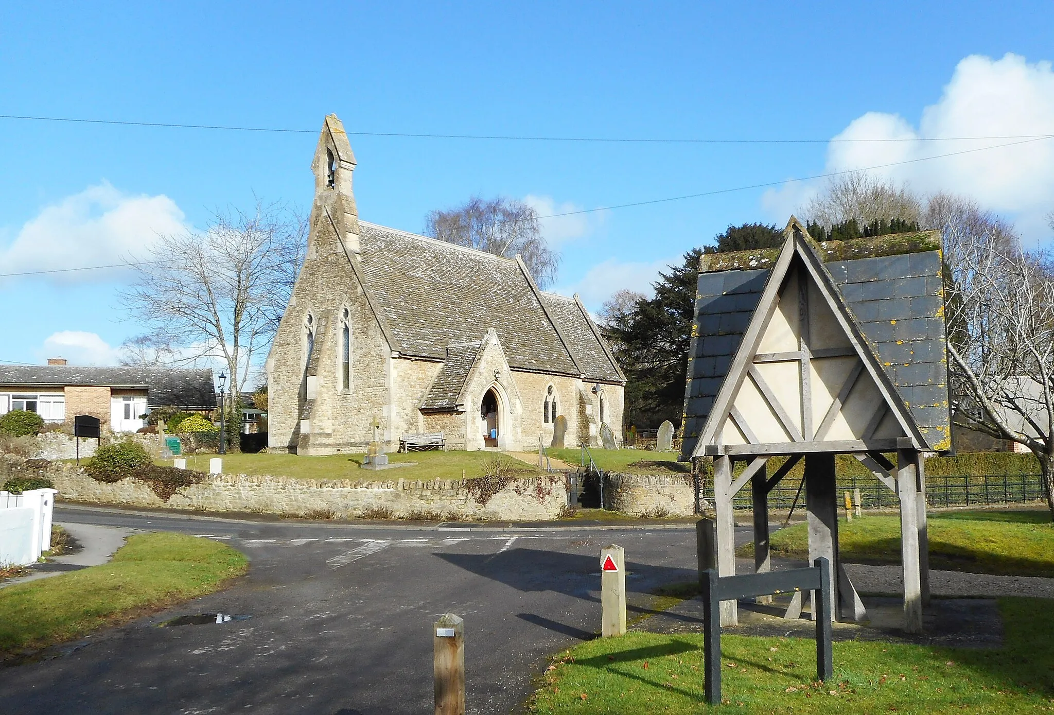 Photo showing: Fernham Church and Pump