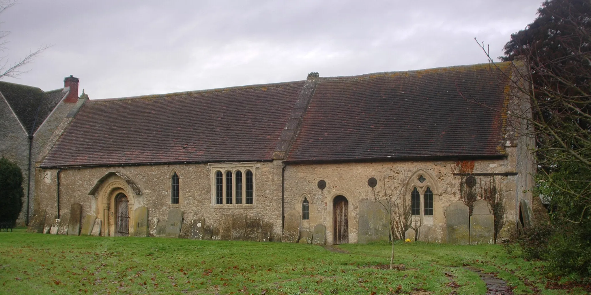 Photo showing: Church of England parish church of St George, Hatford, Oxfordshire (formerly Berkshire): general view from the south