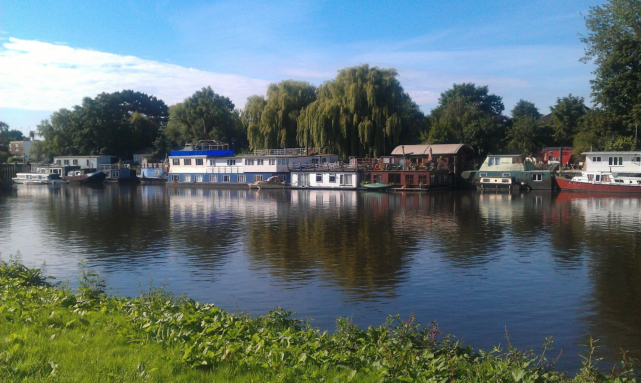 Photo showing: Houseboats on Thames river in Richmond - Surrey - UK