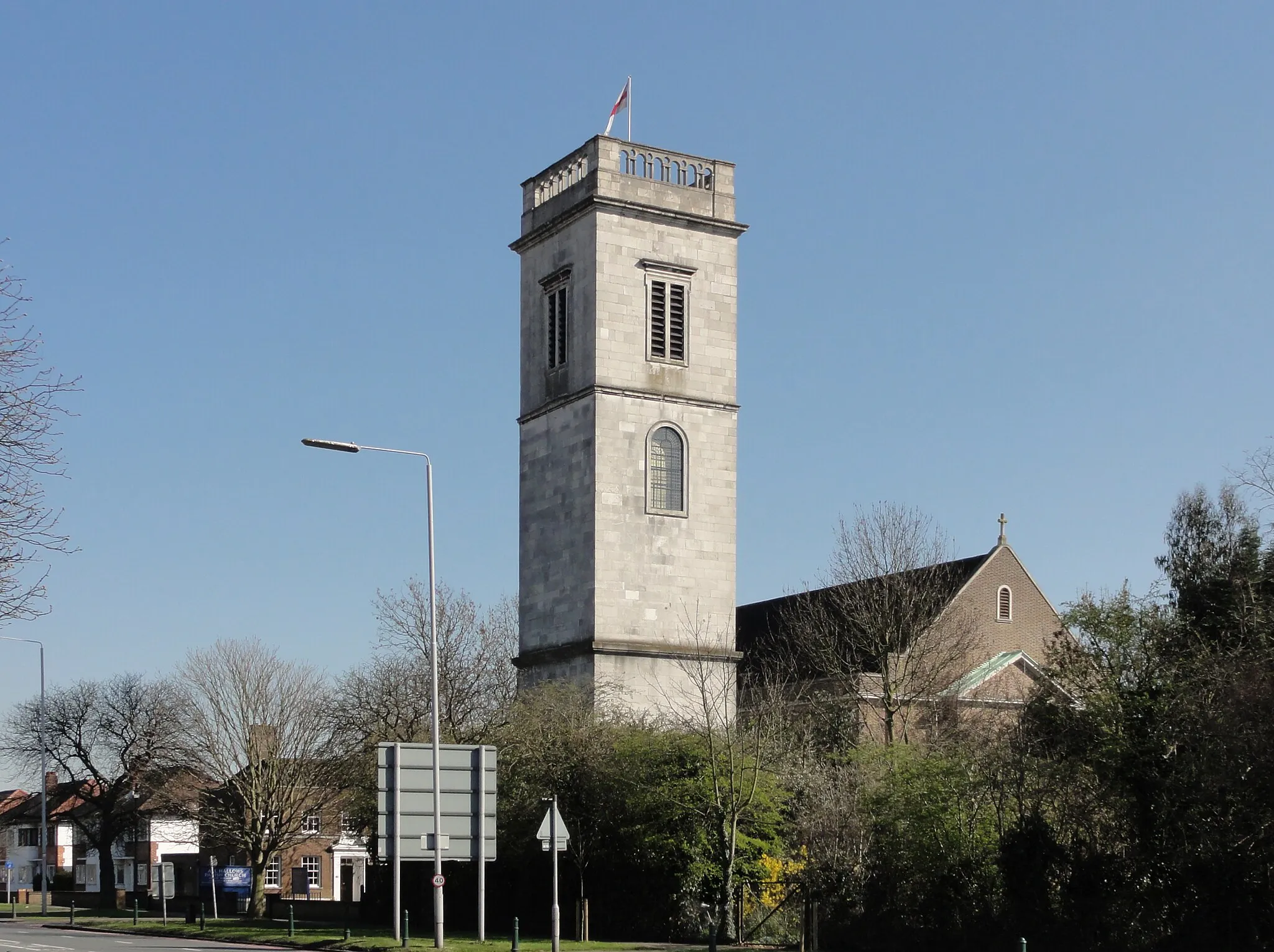 Photo showing: Church of England parish church of All Hallows, Chertsey Road, Twickenham, West London, seen from the west