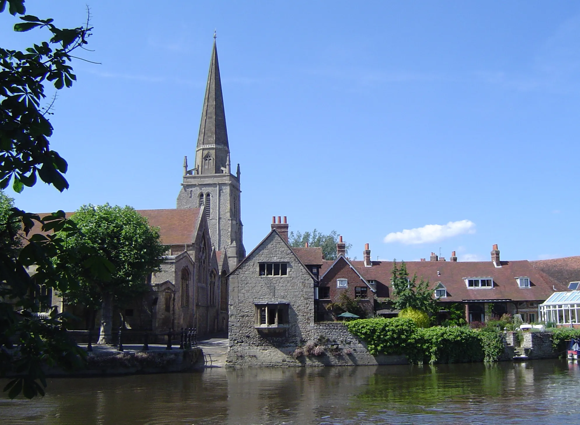 Photo showing: River Thames at Abingdon, Oxfordshire (formerly Berkshire), with the Church of England parish church of St Helen and its 13th century steeple in the background