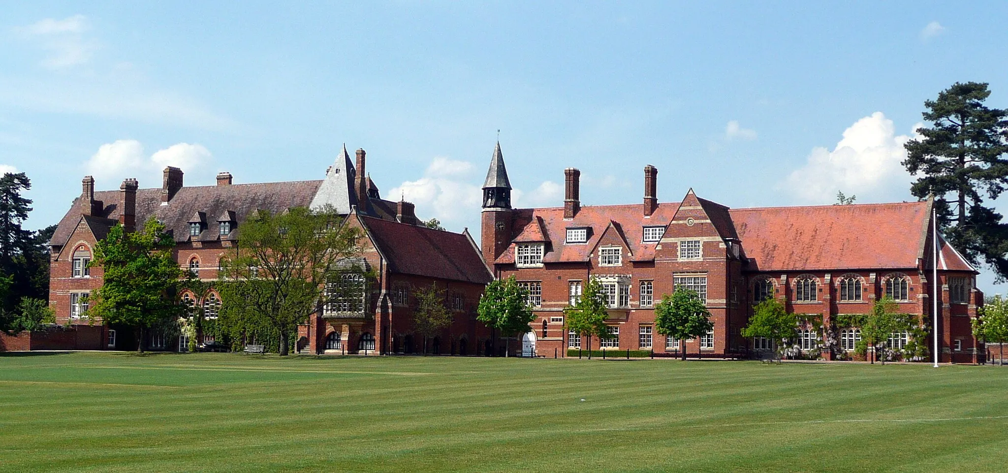 Photo showing: Abingdon School, Park Road, Abingdon. Earliest part, to the left, is by Edwin Dolby and completed 1868-70 with the addition to the right by J G T West and completed in 1901-2 with Chapel and Gymansium at the right.