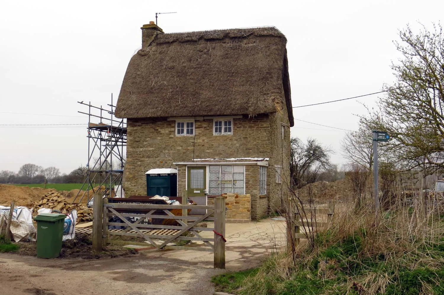 Photo showing: Thatched cottage by the bridleway