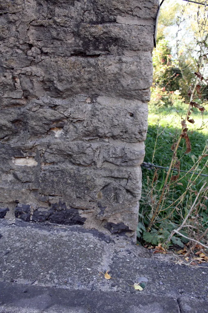 Photo showing: Benchmark on Venn Mill