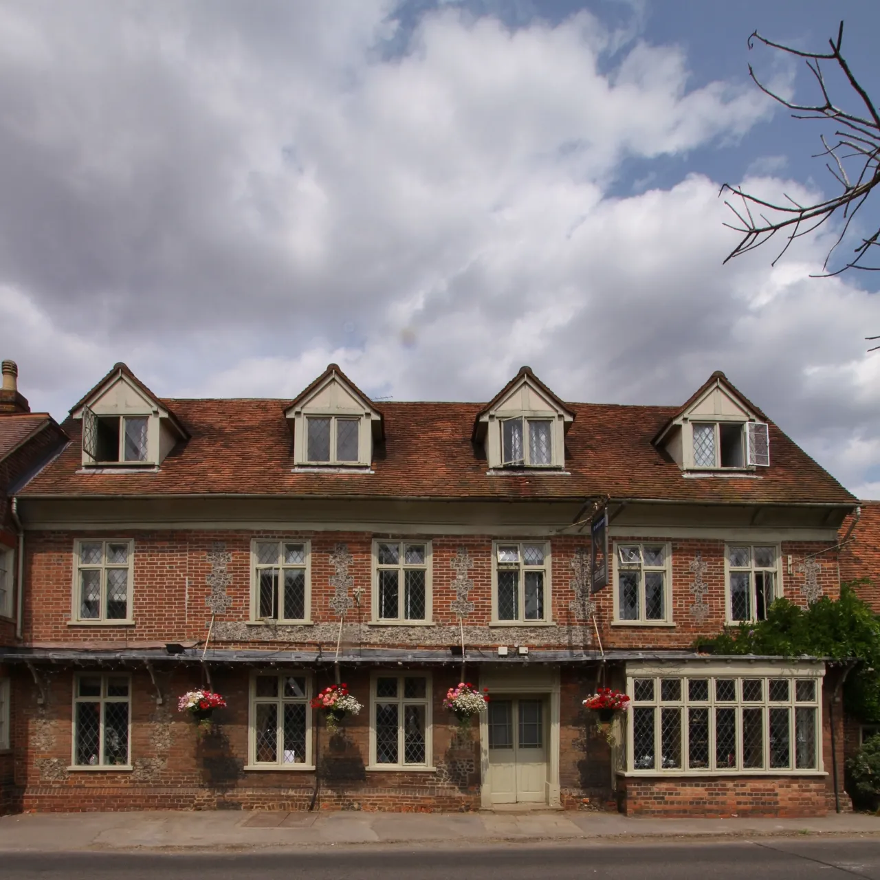 Photo showing: The White Hart, High Street, Nettlebed, Oxfordshire, seen from the south