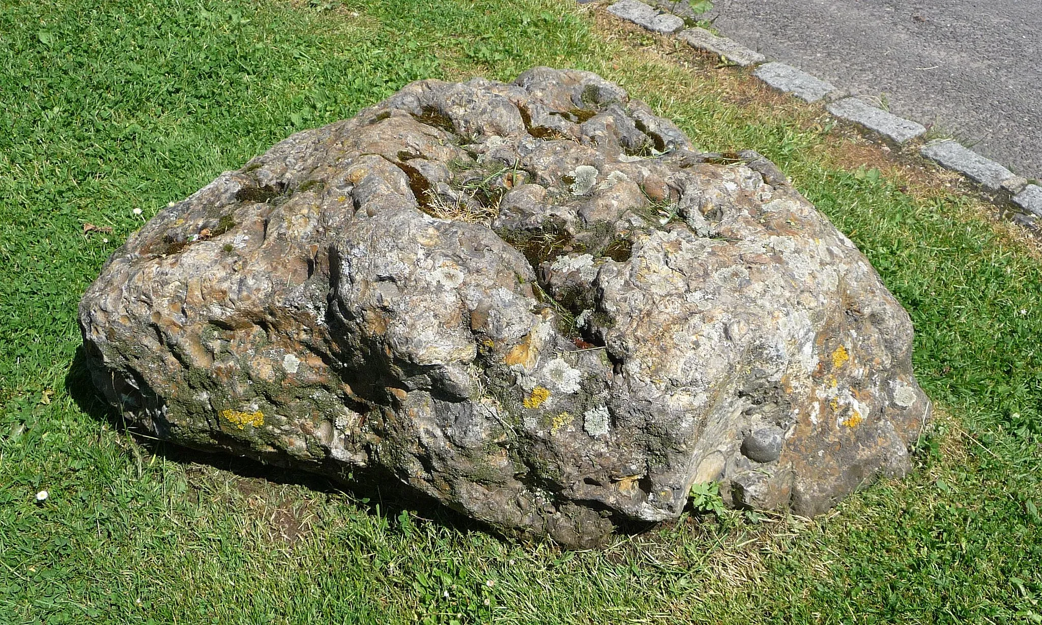 Photo showing: This photo of one of two pudding stones which were found in the courtyard of the 16th century Bull Inn in Nettlebed High Street. They are believed to have been used as markers for paleolithic routes