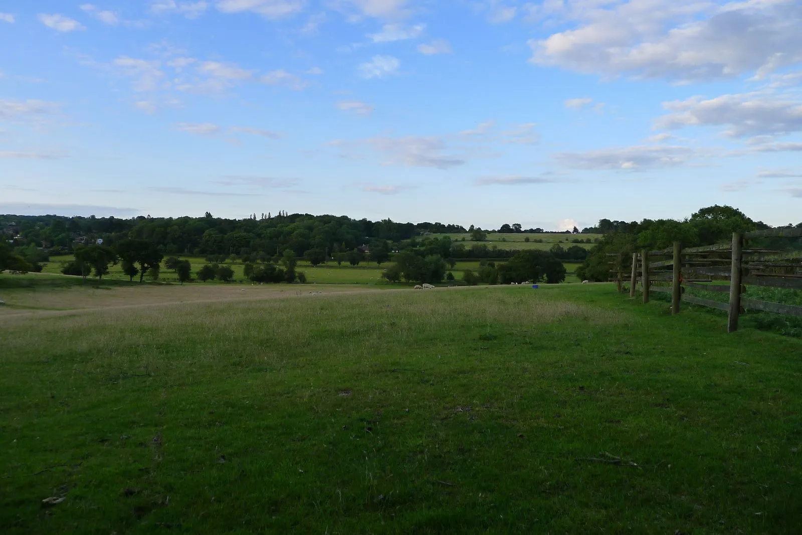 Photo showing: Green fields and light blue skies in Chalfont St Giles, Bucks, UK