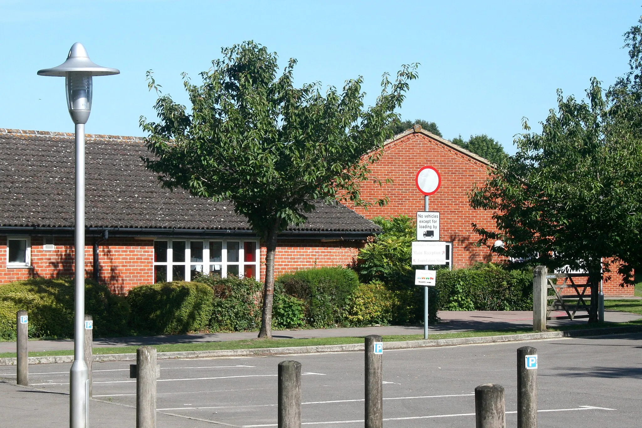 Photo showing: Watlington Primary School, Watlington Oxfordshire England, main entrance (southeasterly aspect), taken July 2020