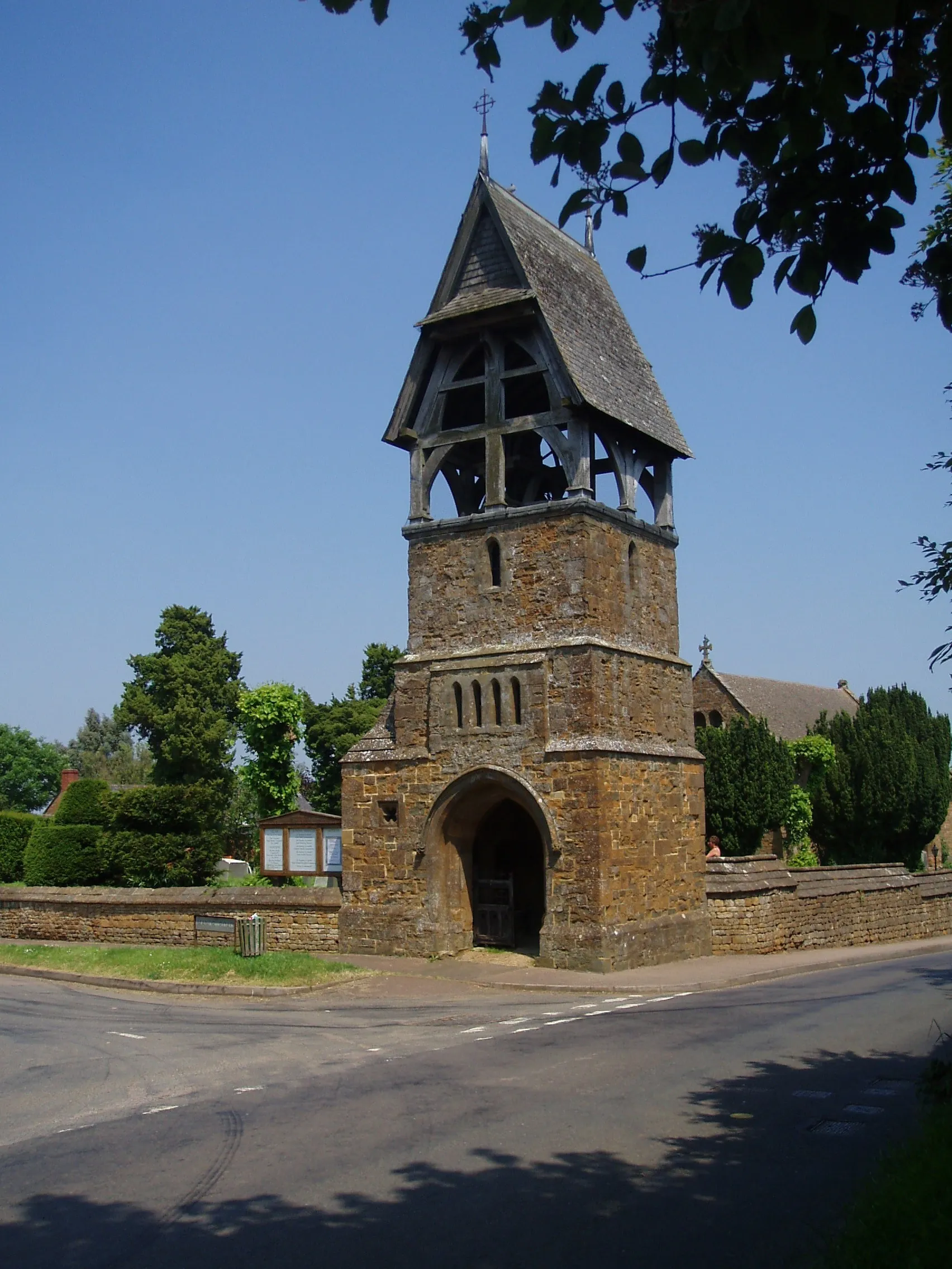Photo showing: Combined campanile and lychgate, All Saints' parish church, Great Bourton, Oxfordshire