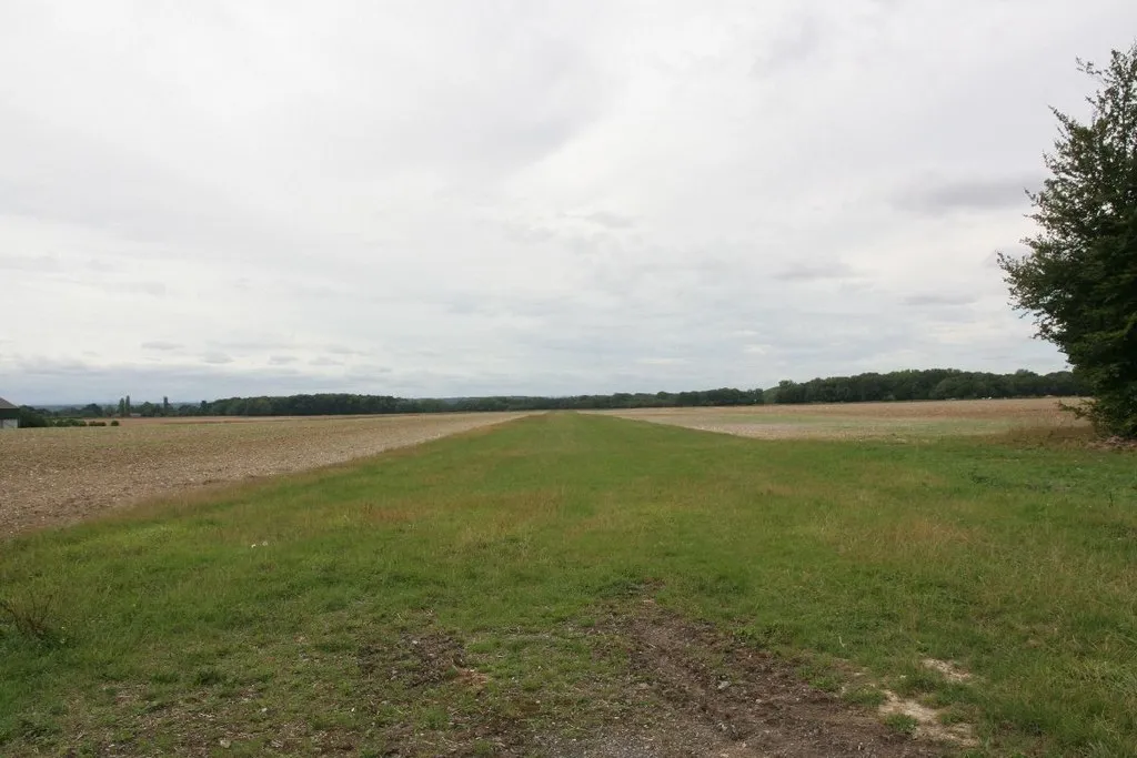 Photo showing: Airstrip towards Beech wood