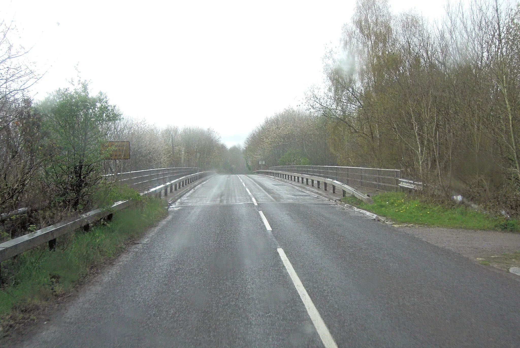 Photo showing: A shower and a bridge over the M4