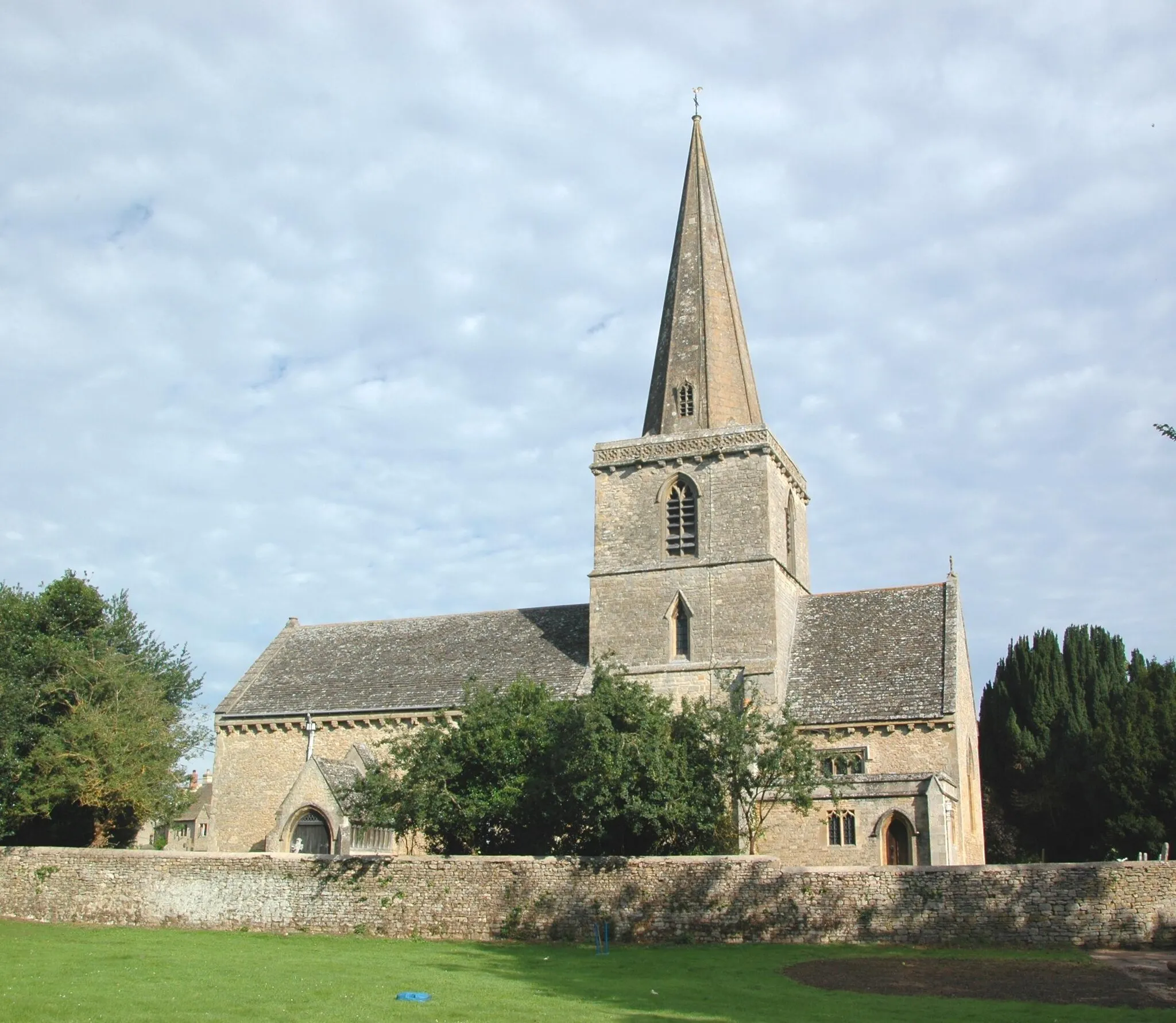 Photo showing: Church of England parish church of St Peter, Cassington, Oxfordshire: view from the south