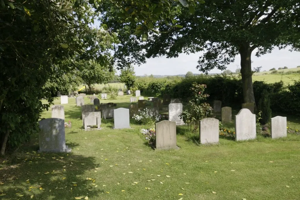 Photo showing: Churchyard round the South Side