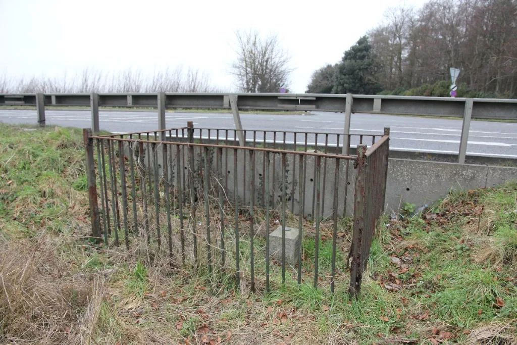 Photo showing: Armco by the fencing
