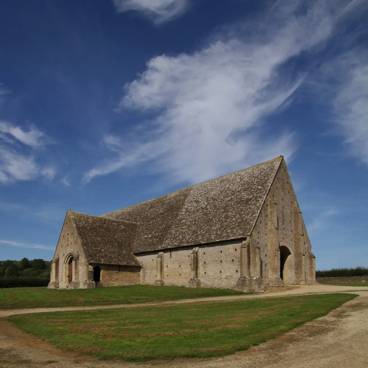 Photo showing: Mediæval barn at Great Coxwell, Oxfordshire (formerly Berkshire), seen from the southwest