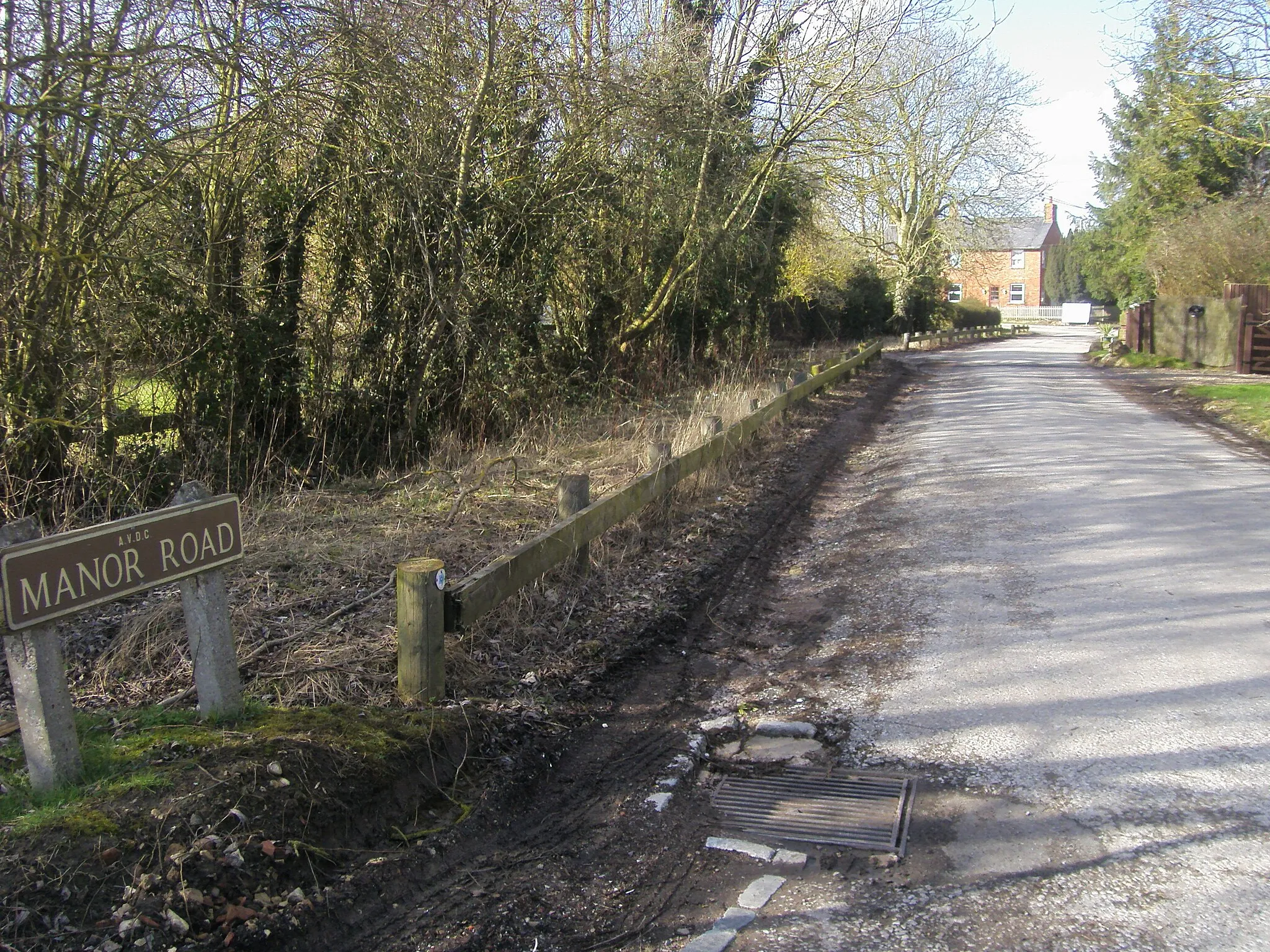 Photo showing: Manor Road Manor Road the Aylesbury Ring footpath to Weedon