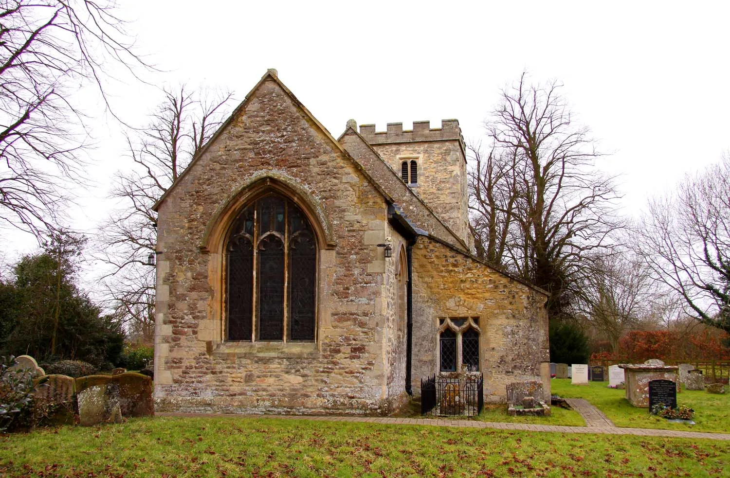 Photo showing: Church of England parish church of Saints Peter and Paul, Worminghall, Buckinghamshire: view from the east
