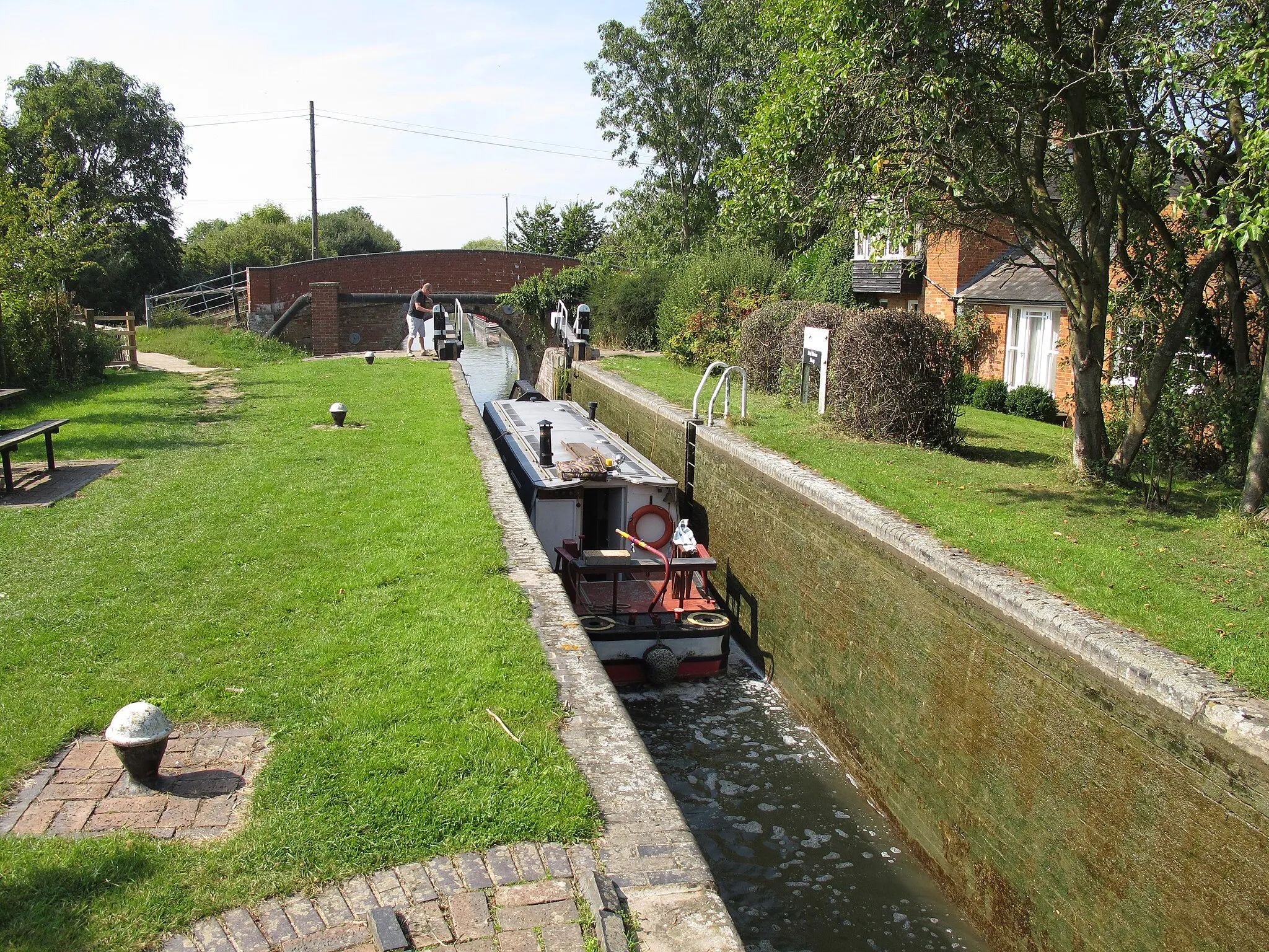 Photo showing: A narrowboat leaves the empty Red House Lock, Aylesbury Arm