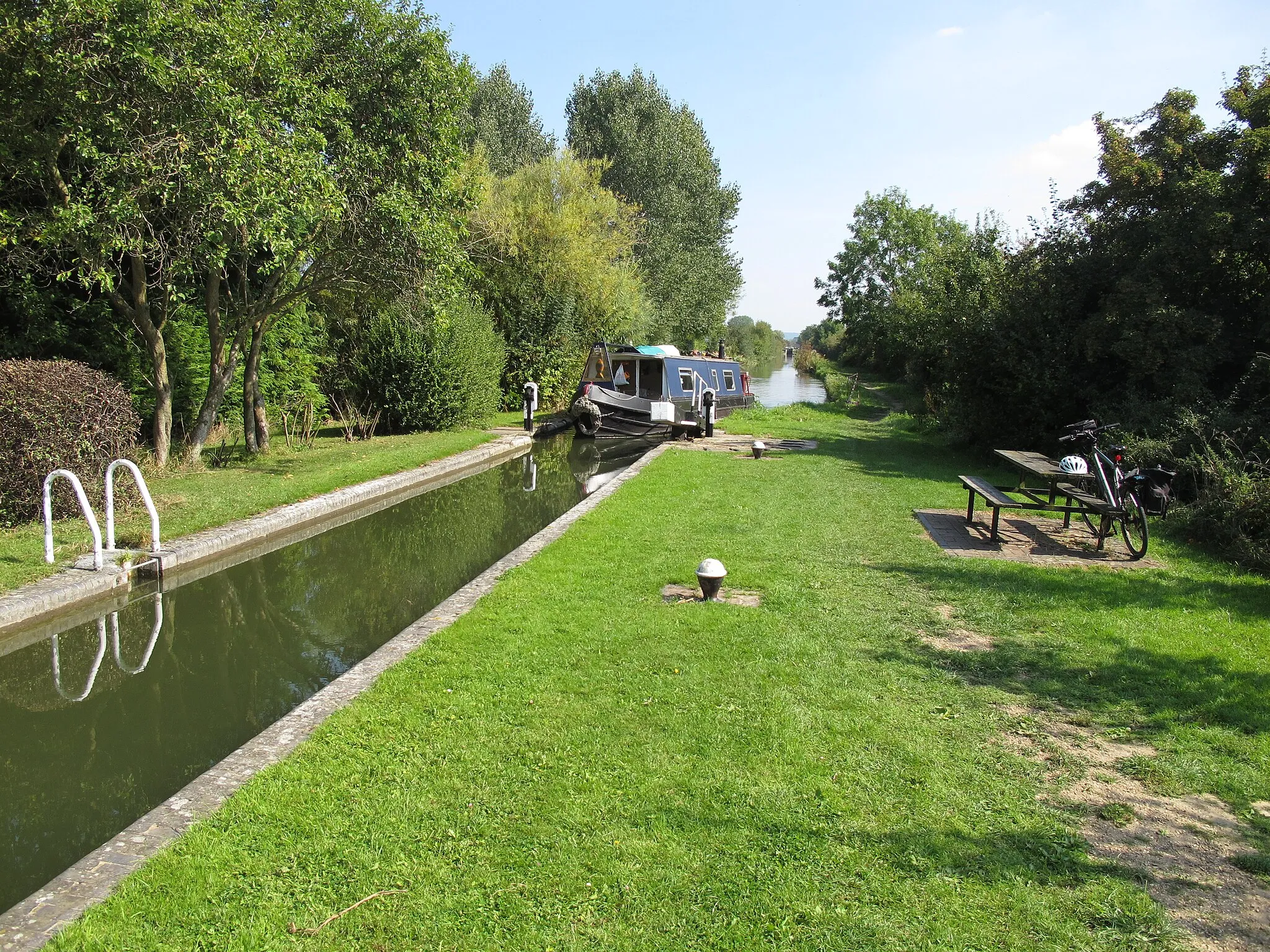 Photo showing: A narrowboat enters Red House Lock, Aylesbury Arm