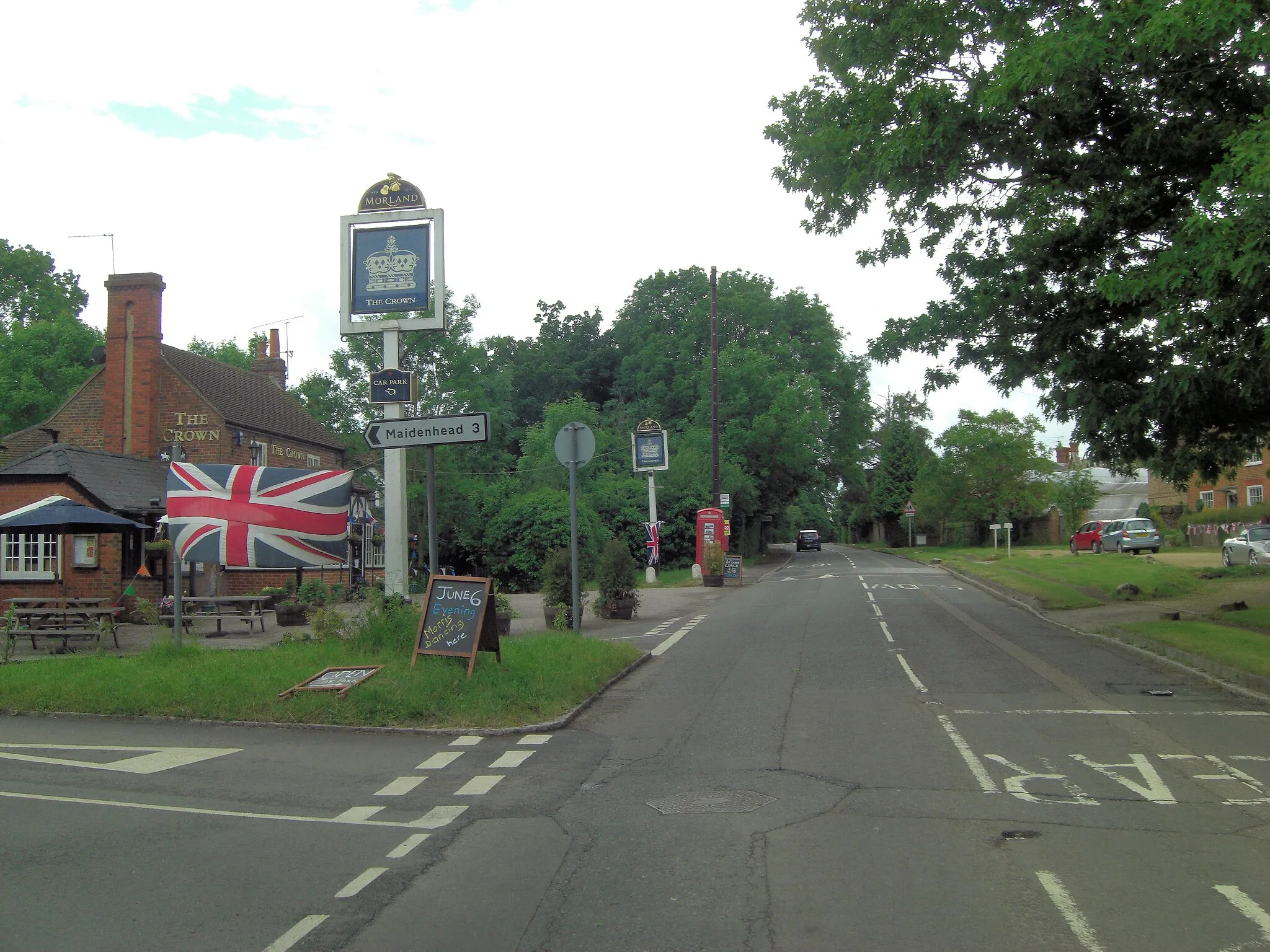 Photo showing: Burchetts Green Road passes The Crown
